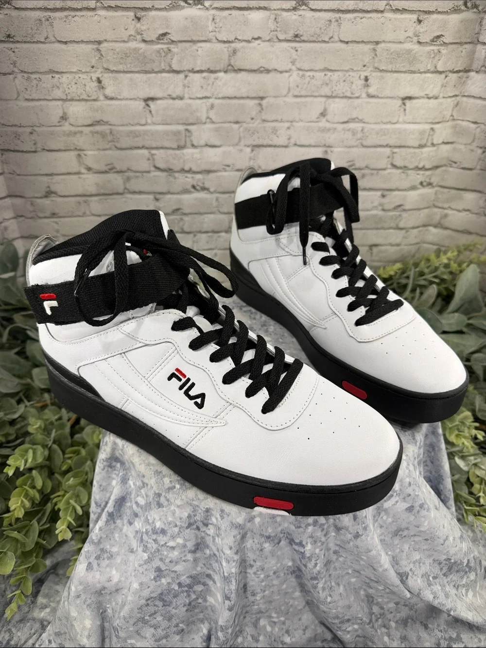 FILA “V-10 Lux” White & Black Synthetic Leather Mid-High Sneakers Mens 11.5M EUC